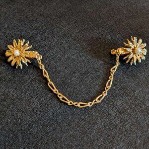 Vintage 1950s Mid Century Goldtone Faux Pearl Daisy Sweater Clip